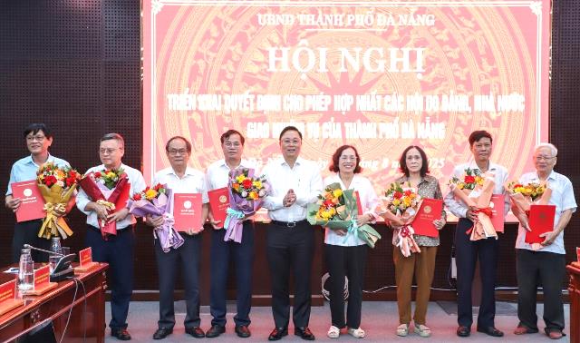 Chủ tịch Ủy ban MTTQ Việt Nam thành phố Lê Trí Thanh (giữa) trao quyết định hợp nhất các hội do Đảng, Nhà nước giao nhiệm vụ trên địa bàn thành phố. Chủ tịch Ủy ban MTTQ Việt Nam thành phố Lê Trí Thanh (giữa) trao quyết định hợp nhất các hội do Đảng, Nhà nước giao nhiệm vụ trên địa bàn thành phố.