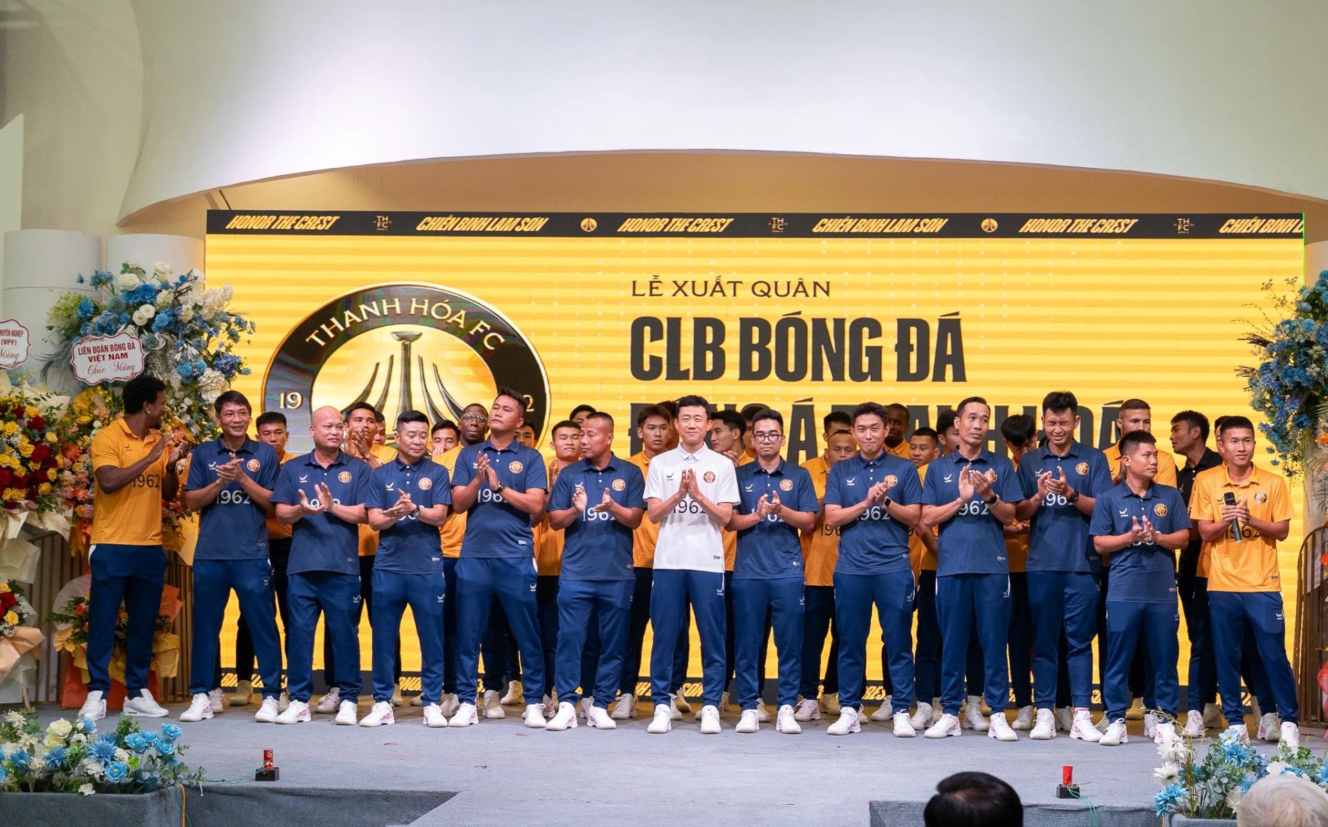 CLB giới thiệu toàn thể ban huấn luyện và cầu thủ ở mùa giải mới.