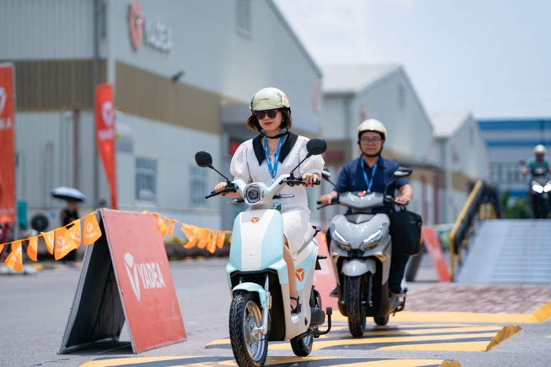 Khách hàng trải nghiệm xe máy điện Khách hàng trải nghiệm xe máy điện