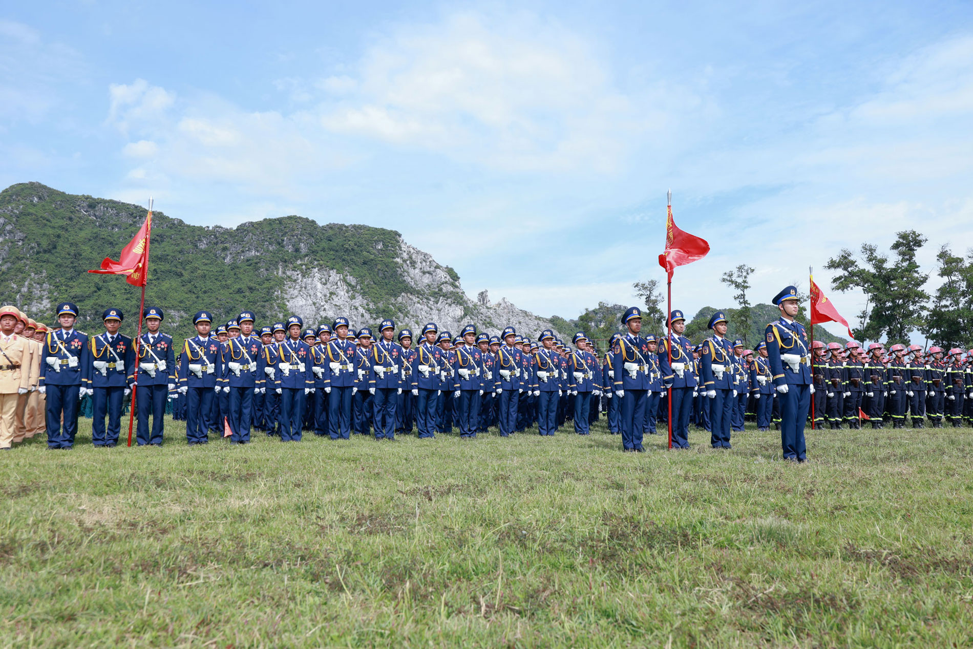 Hàng giờ tập luyện dưới nắng gắt không làm chùn bước các nam quân nhân đại diện Lực lượng Cảnh sát biển.