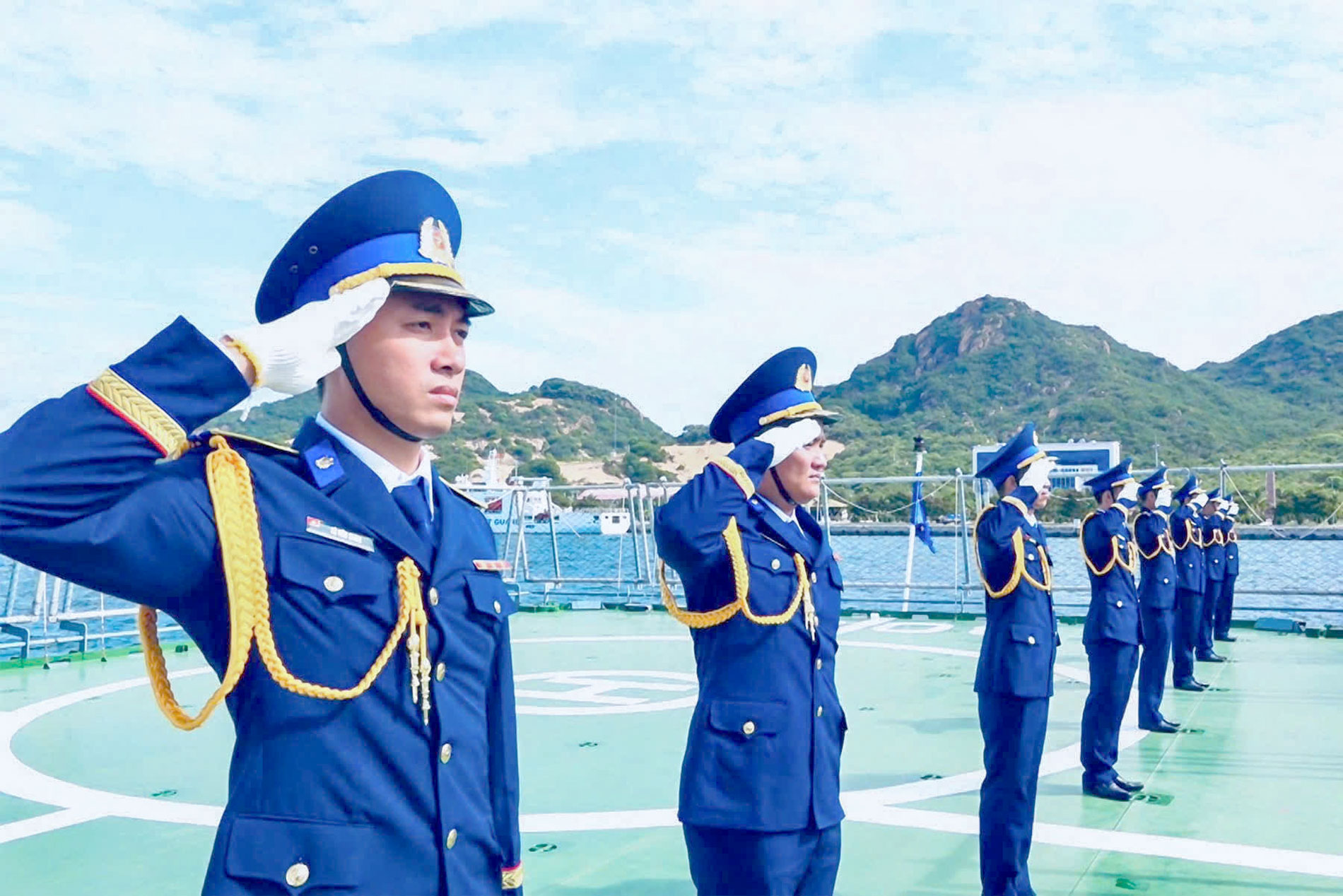 Cán bộ, chiến sĩ tàu CSB 8002 luyện tập các động tác điều lệnh, bảo đảm đẹp, đều và thống nhất.