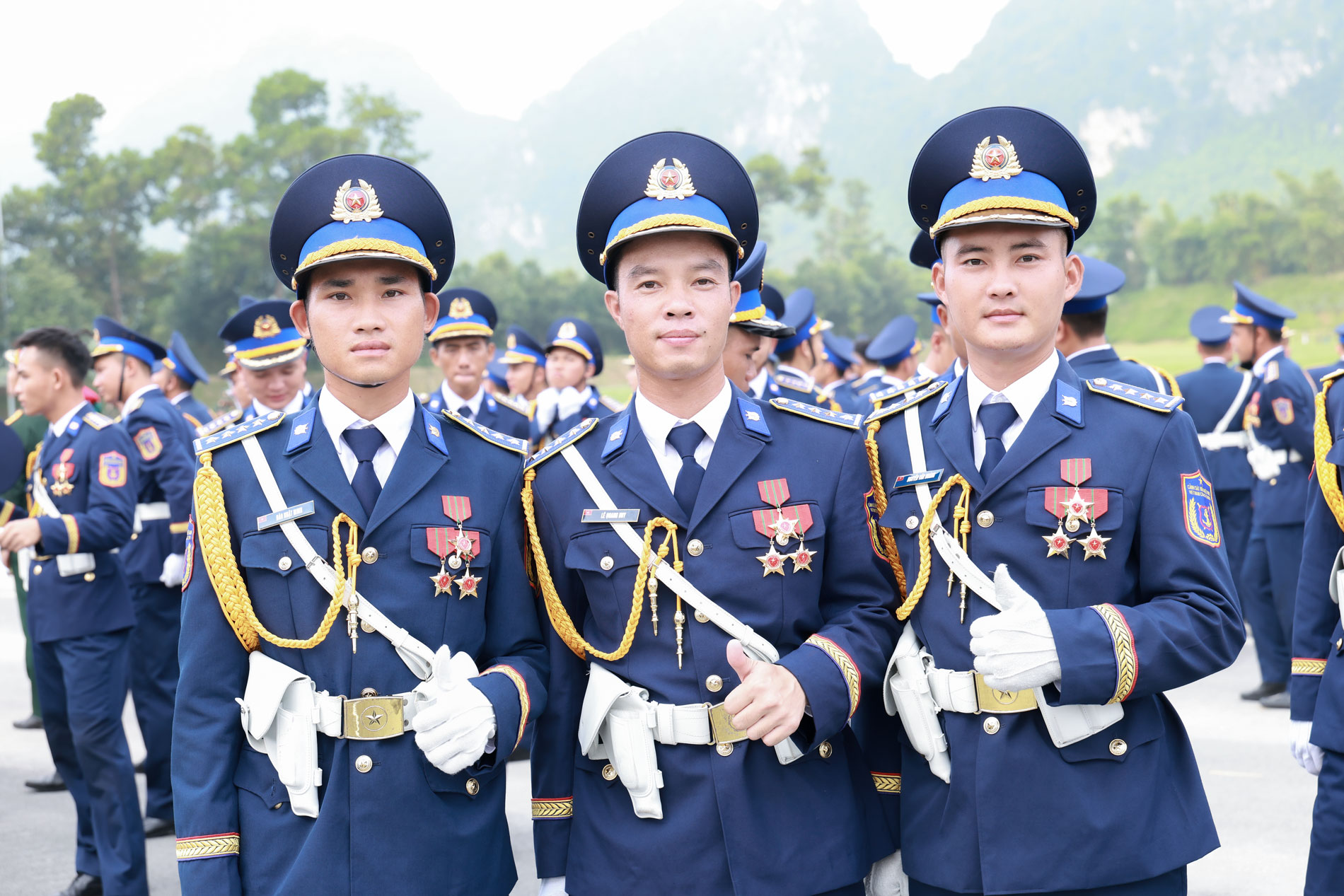 Giây phút giải lao với những nụ cười rạng rỡ xua tan mệt mỏi của cán bộ, chiến sĩ.