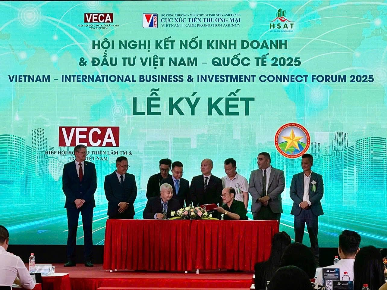 Các đơn vị ký kết biên bản ghi nhớ tại diễn đàn.