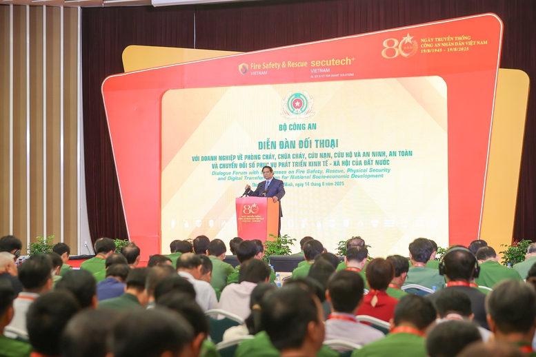 Thủ tướng đánh giá, thời gian qua, dưới sự lãnh đạo, chỉ đạo của sâu sát của Đảng, Nhà nước, sự nỗ lực của các bộ, ban, ngành, địa phương và các lực lượng chức năng, công tác PCCC và cứu nạn, cứu hộ đạt nhiều kết quả quan trọng, nổi bật - Ảnh: VGP/Nhật Bắc