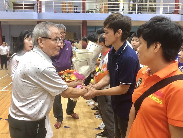 Ban tổ chức và đại biểu quan khách tặng hoa đại diện các CLB tham dự giải. Ảnh: VH Ban tổ chức và đại biểu quan khách tặng hoa đại diện các CLB tham dự giải. Ảnh: VH