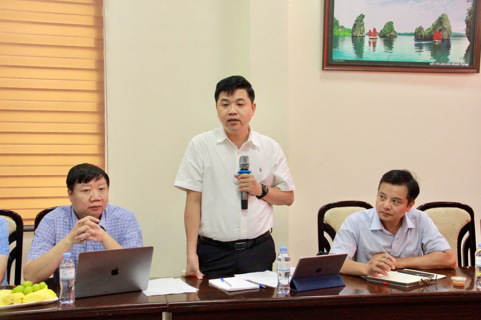 Bác sĩ Võ Hải Sơn, Phó Cục trưởng Cục Phòng bệnh, Bộ Y tế phát biểu tại buổi làm việc