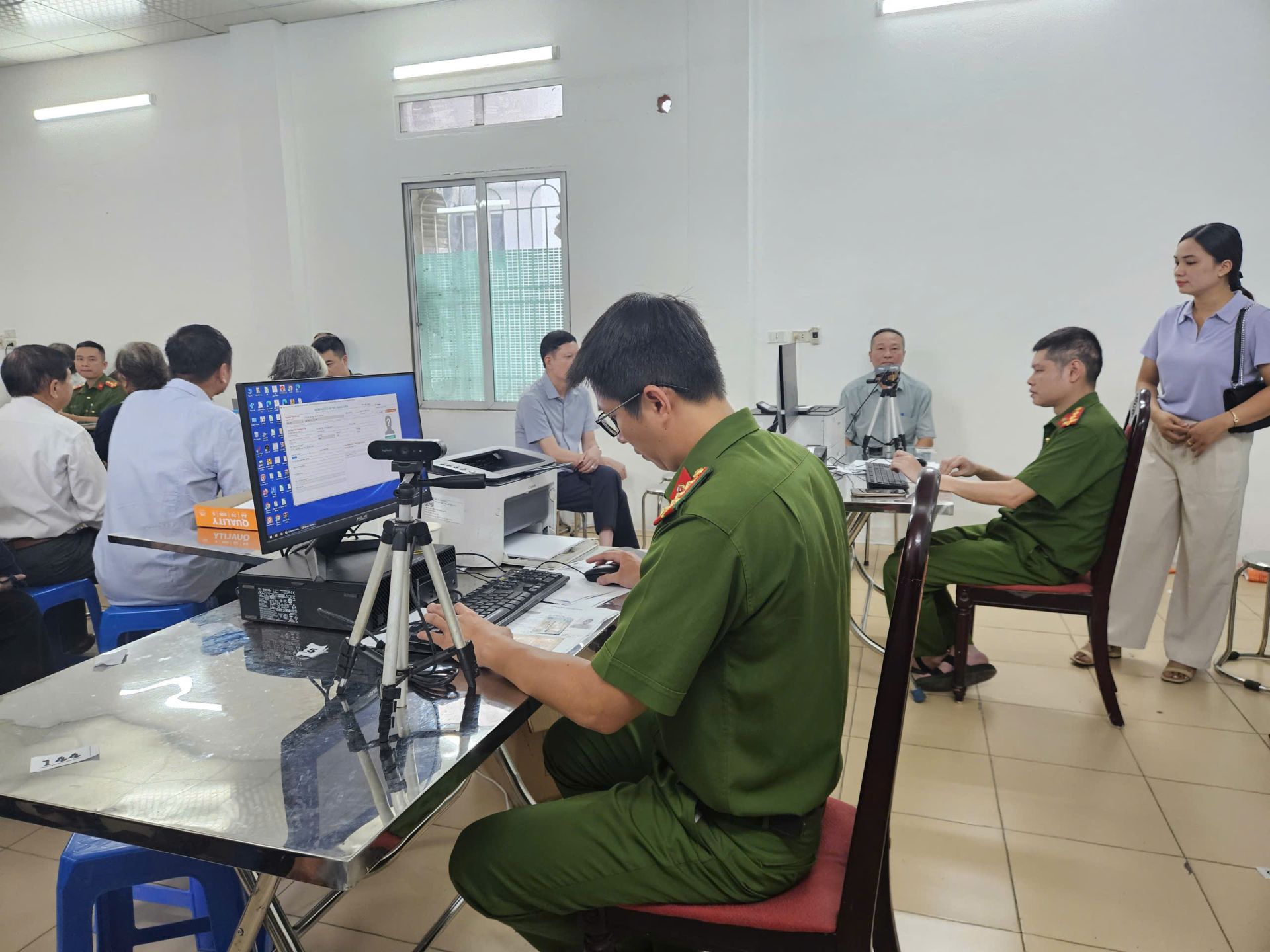 Hiện, Đảng bộ phường Nghĩa Đô có 147 tổ chức Đảng với 8.503 đảng viên, trong đó có 8.437 đảng viên chính thức thuộc diện đổi thẻ.