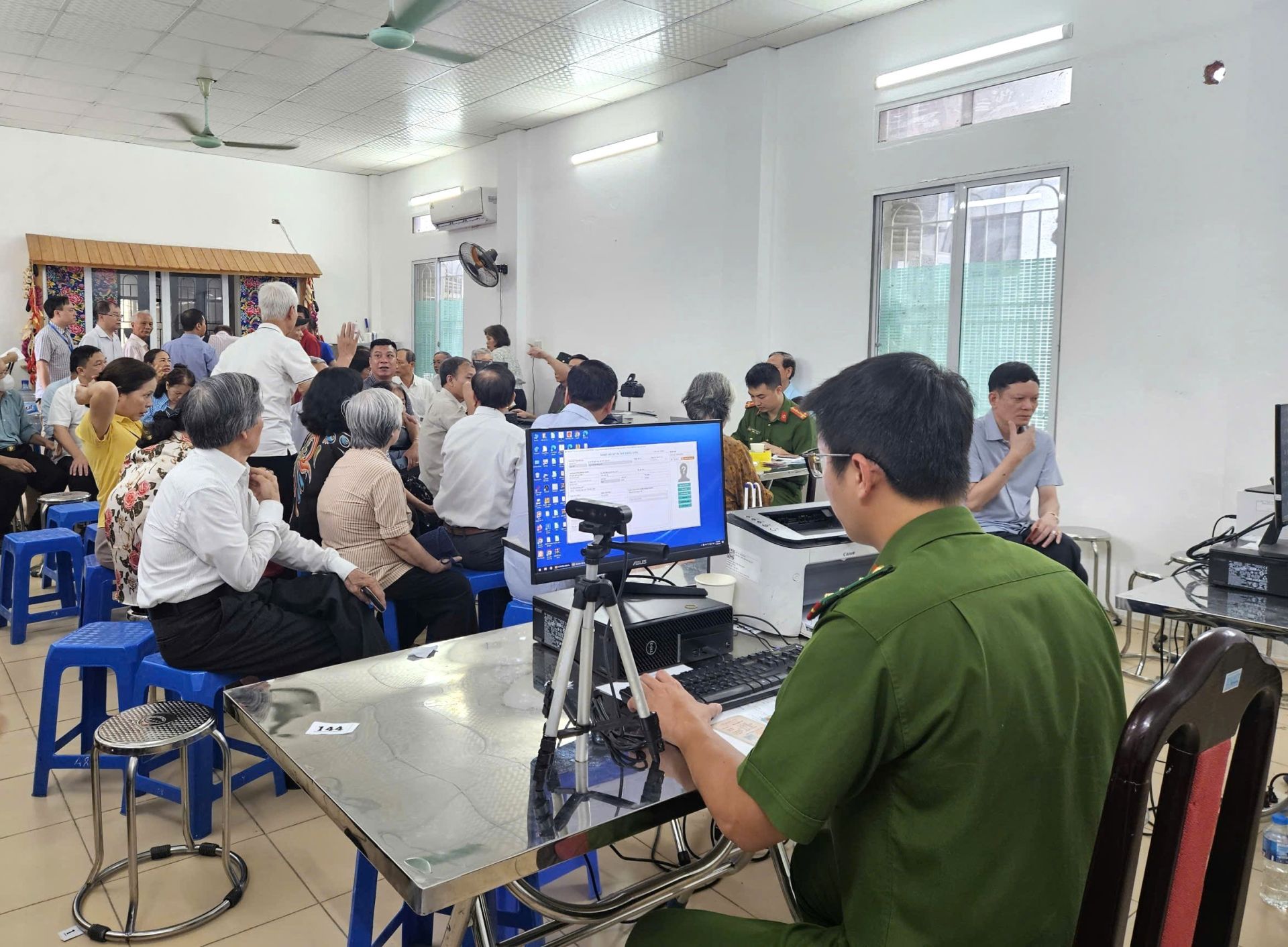 Cấp đổi thẻ đảng viên điện tử – bước chuyển số ở Nghĩa Đô