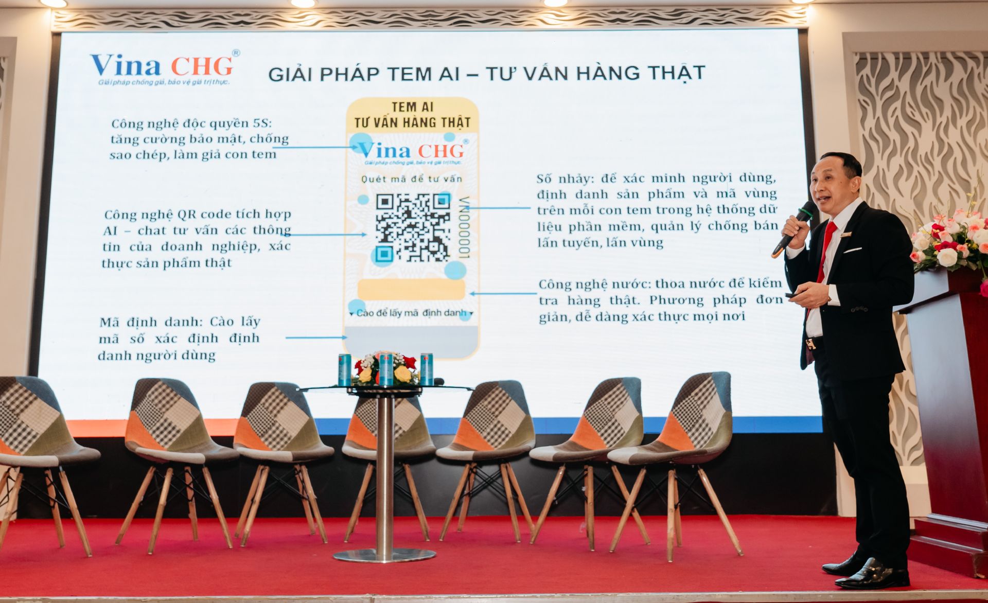 ông Nguyễn Viết Hồng – Chủ tịch Hội đồng quản trị, kiêm Tổng giám đốc Công ty Vina CHG đang giới thiệu về Tem AI ông Nguyễn Viết Hồng – Chủ tịch Hội đồng quản trị, kiêm Tổng giám đốc Công ty Vina CHG đang giới thiệu về Tem AI