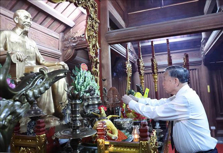 Tổng Bí thư Tô Lâm dâng hương tưởng niệm Chủ tịch Hồ Chí Minh - Ảnh: TTXVN