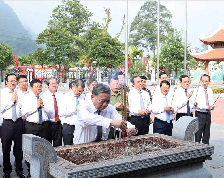 Tổng Bí thư Tô Lâm và các đại biểu dâng hương tại Khu tưởng niệm Chủ tịch Hồ Chí Minh và các vị tiền bối cách mạng, xã Tân Trào, tỉnh Tuyên Quang - Ảnh: TTXVN