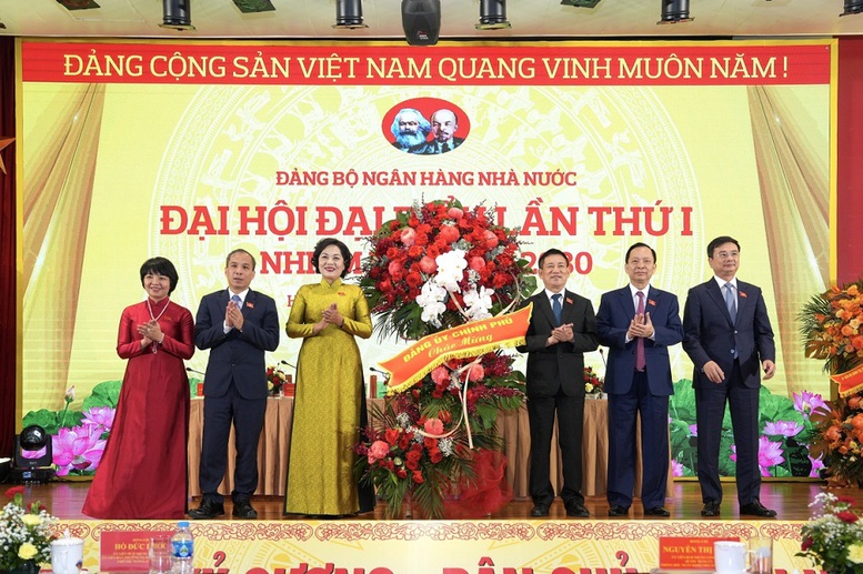 Phó Thủ tướng Hồ Đức Phớc tặng hoa chúc mừng Đại hội đại biểu lần thứ I, nhiệm kỳ 2025- 2030 của Đảng bộ Ngân hàng Nhà nước - Ảnh: VGP/Trần Mạnh Phó Thủ tướng Hồ Đức Phớc tặng hoa chúc mừng Đại hội đại biểu lần thứ I, nhiệm kỳ 2025- 2030 của Đảng bộ Ngân hàng Nhà nước - Ảnh: VGP/Trần Mạnh