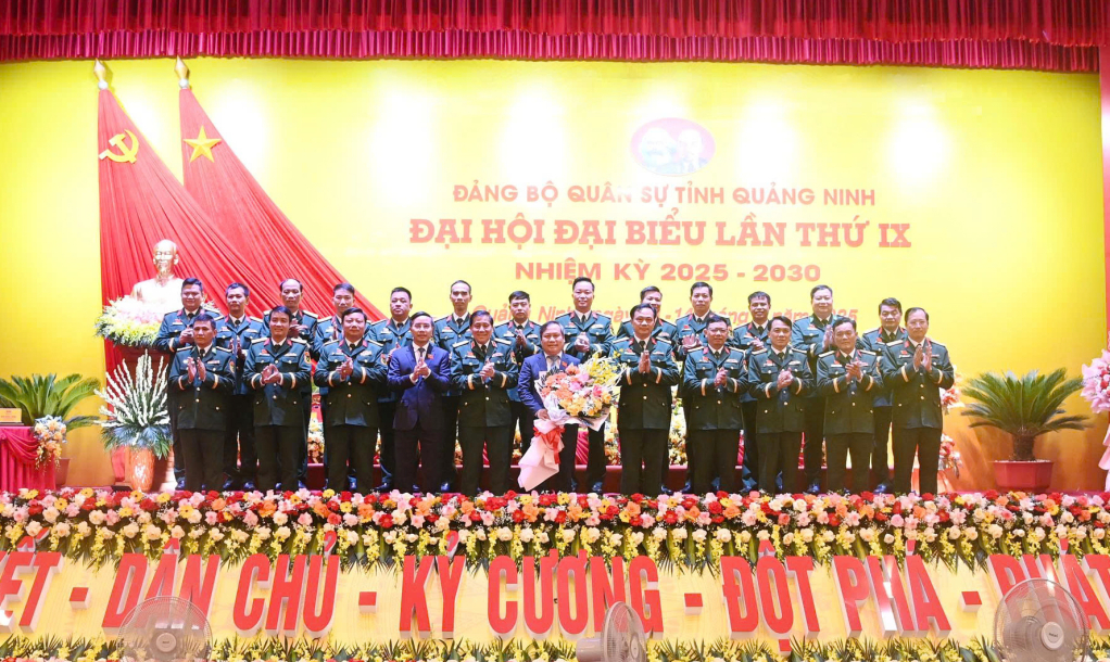 Đảng ủy Quân khu 3 tặng hoa chúc mừng Ban Chấp hành Đảng bộ Quân sự tỉnh nhiệm kỳ 2025-2030. Đảng ủy Quân khu 3 tặng hoa chúc mừng Ban Chấp hành Đảng bộ Quân sự tỉnh nhiệm kỳ 2025-2030.