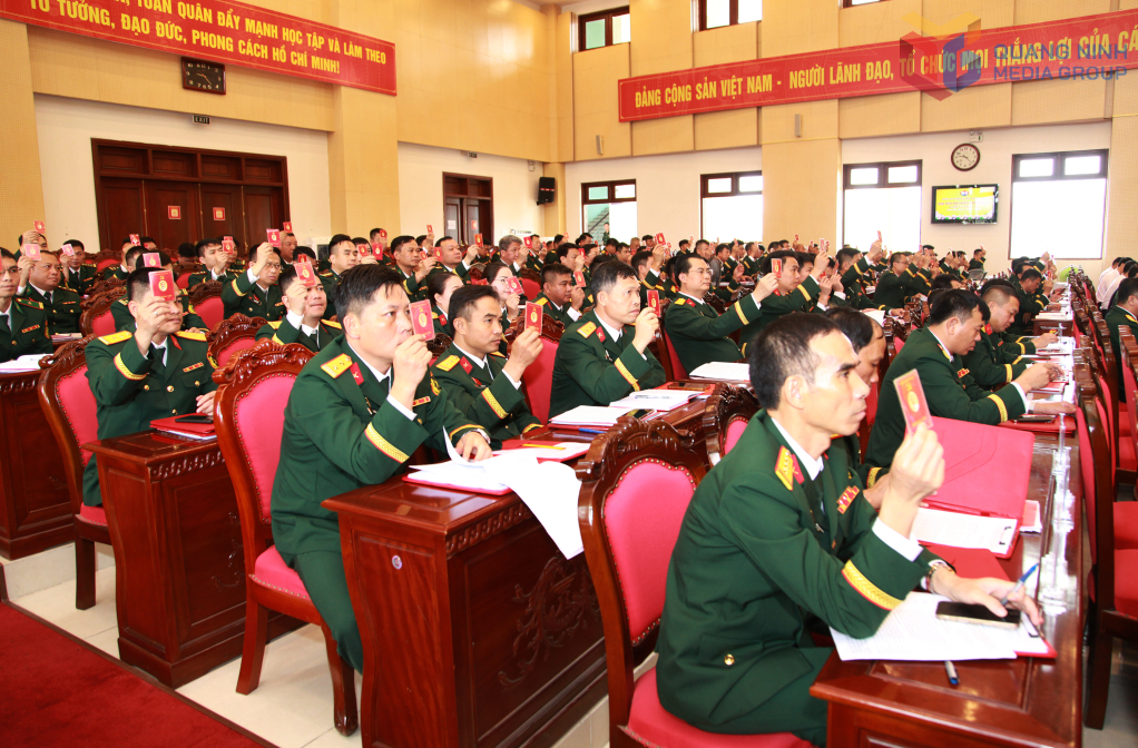 Các đại biểu biểu quyết thông qua Nghị quyết Đại hội. Các đại biểu biểu quyết thông qua Nghị quyết Đại hội.