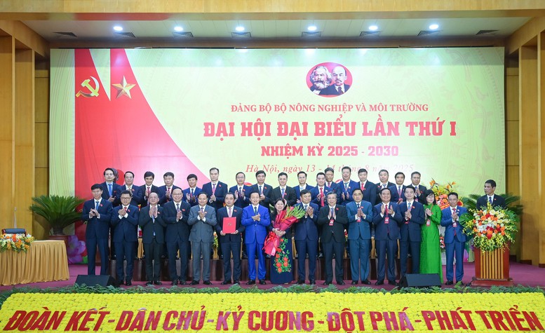 Phó Thủ tướng Chính phủ Trần Hồng Hà trao quyết định và tặng hoa chúc mừng Ban Chấp hành Đảng bộ Bộ Nông nghiệp và Môi trường, nhiệm kỳ 2025 - 2030