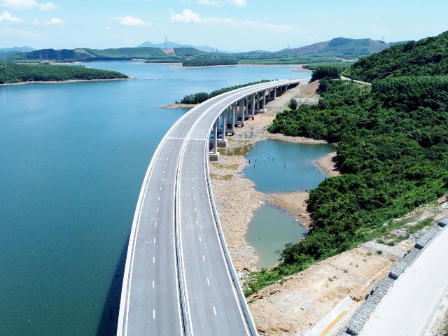 Không khí nước rút trên công trường cao tốc Vũng Áng – Bùng trước ngày thông tuyến