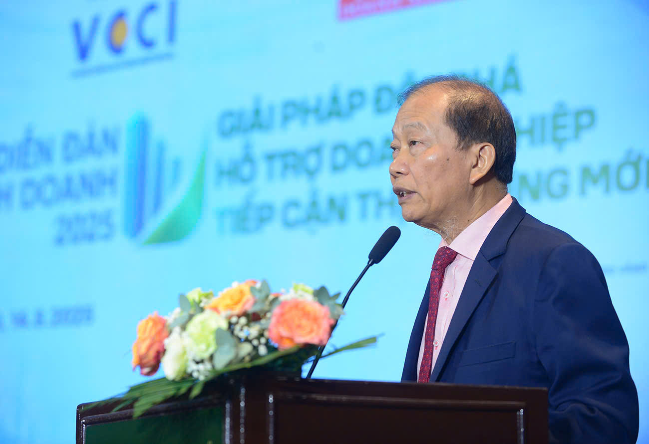 Ông Hoàng Quang Phòng, Phó chủ tịch Liên đoàn Thương mại và Công nghiệp Việt Nam (VCCI) phát biểu Ông Hoàng Quang Phòng, Phó chủ tịch Liên đoàn Thương mại và Công nghiệp Việt Nam (VCCI) phát biểu
