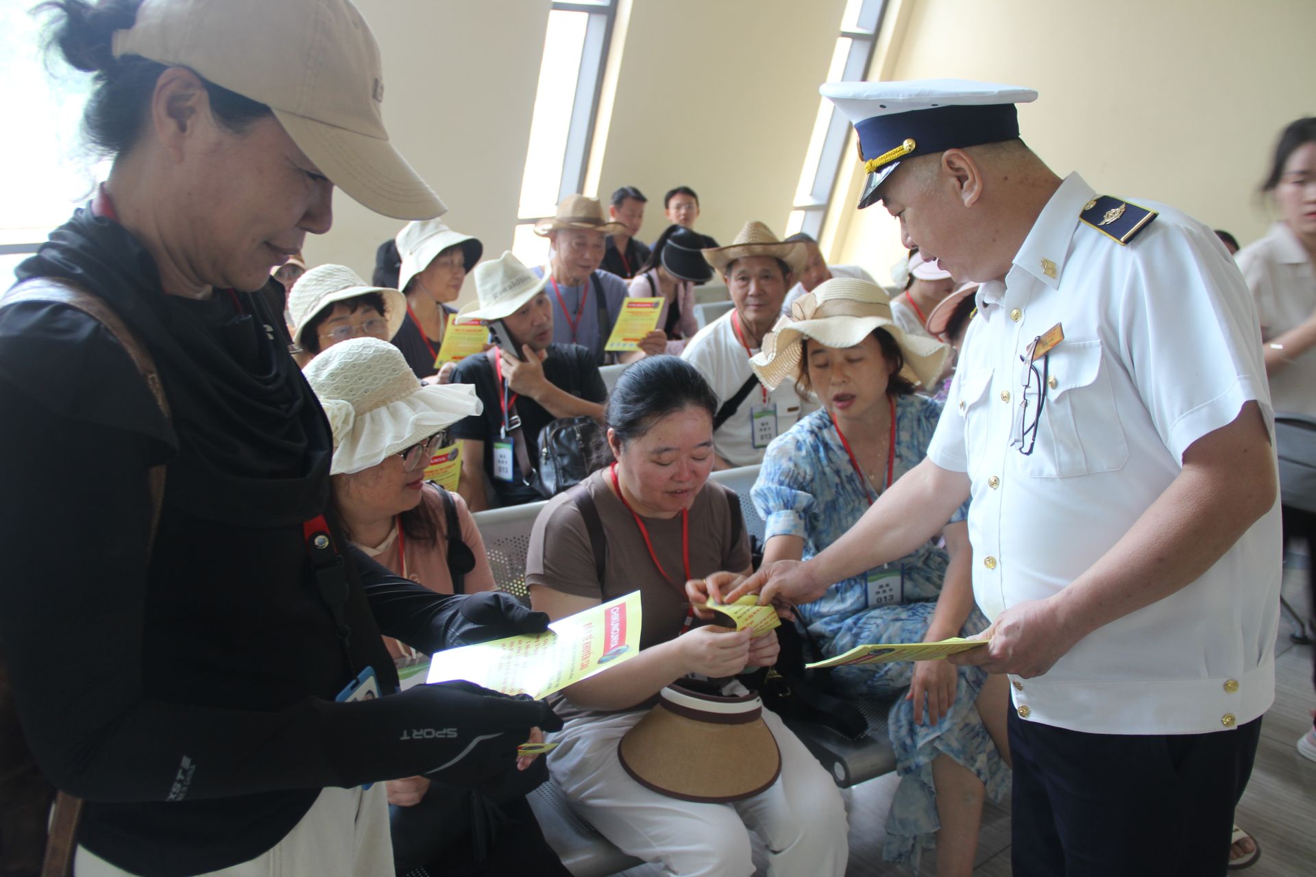 Các bộ Trung tâm Kiểm dịch y tế quốc tế Lạng Sơn tuyên truyền cho hành khách nhập cảnh tại Cửa khẩu Quốc tế Hữu Nghị về dịch bệnh Chikungunya