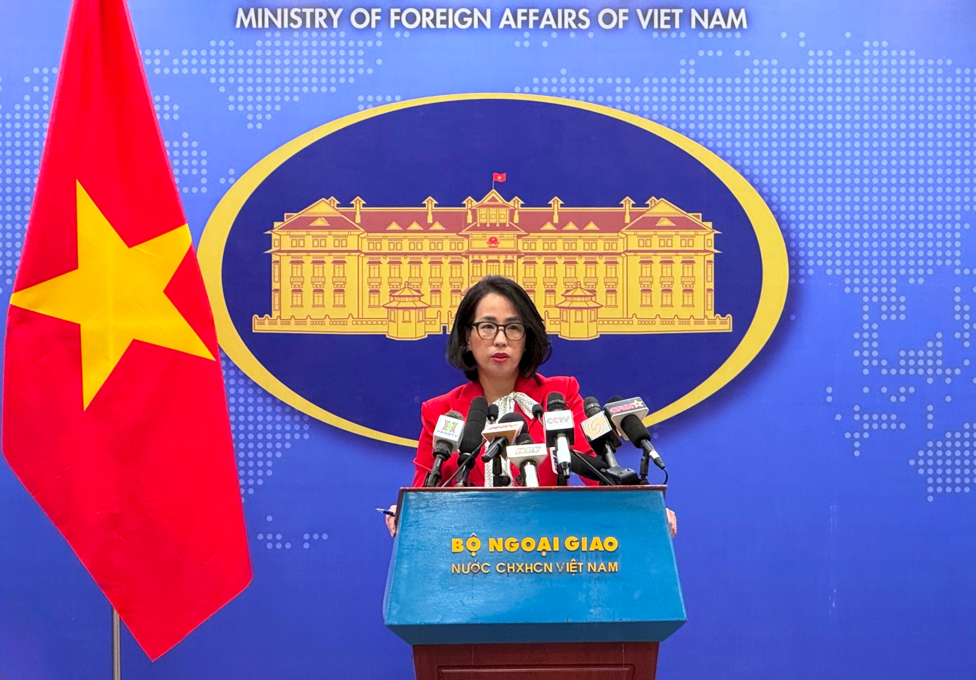 Tạo thuận lợi hơn nữa cho người nước ngoài nhập cảnh, xuất cảnh, cư trú