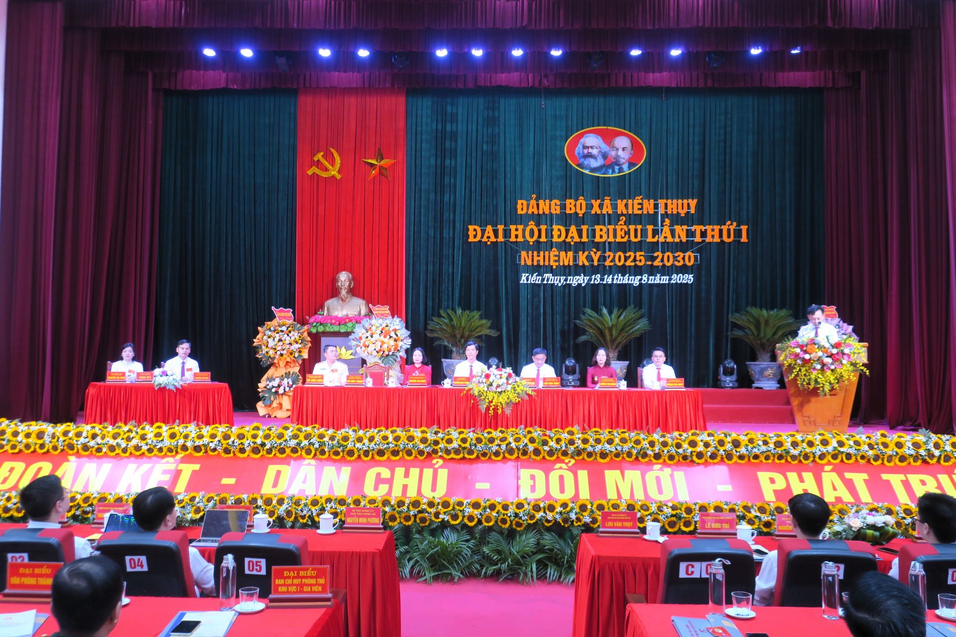 Đoàn Chủ tịch điều hành Đại hội.