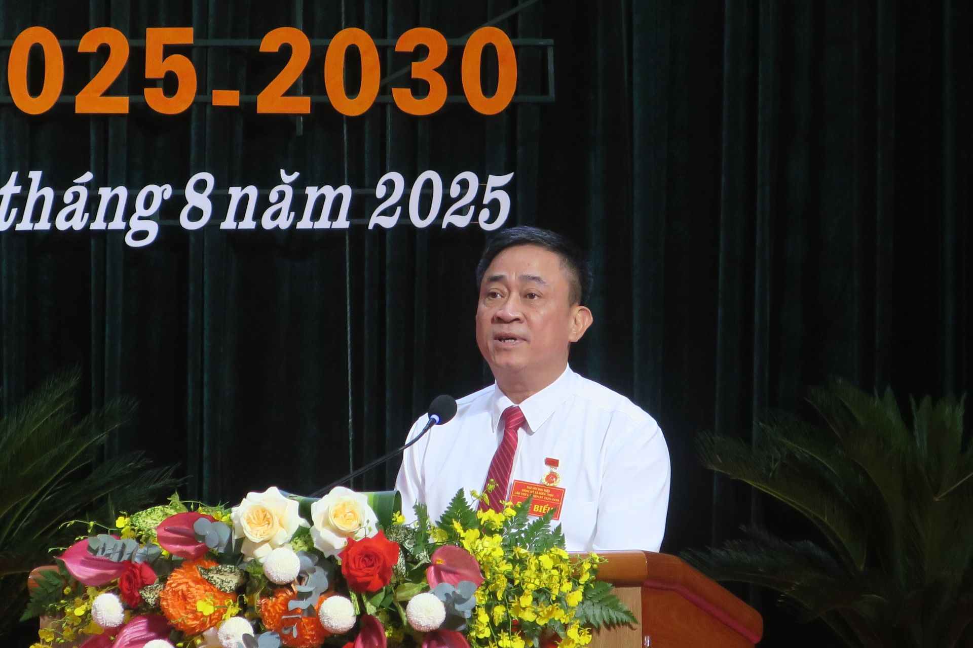 Đồng chí Lưu Văn Thụy, Phó Bí thư Đảng ủy, Chủ tịch UBND xã phát biểu.