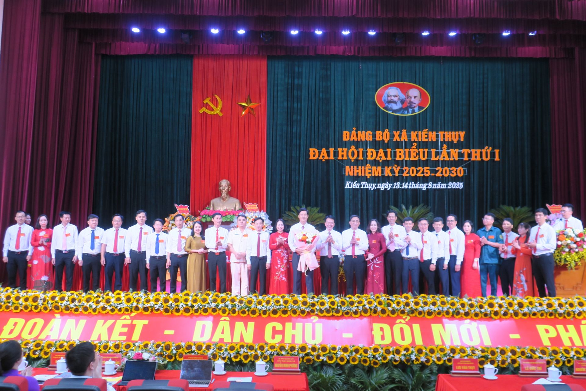 Đồng chí Nguyễn Minh Phương, Bí thư Đảng ủy, Chủ tịch HĐND xã phát biểu.