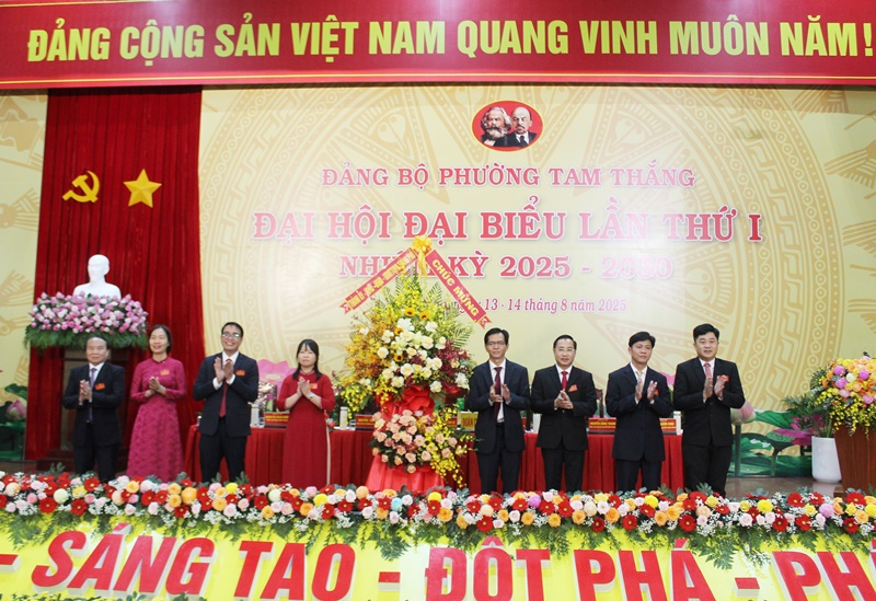 Ông Dương Trọng Hiếu, trao tặng lẵng hoa của Thành ủy, HĐND, UBND, UBMTTQVN TP HCM chúc mừng Đại hội