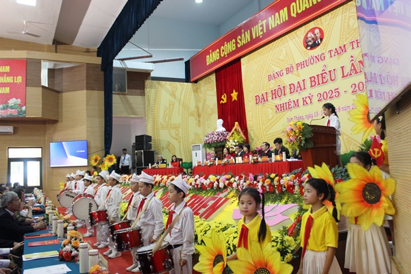 Đại diện thiếu nhi phường chúc mừng Đại hội