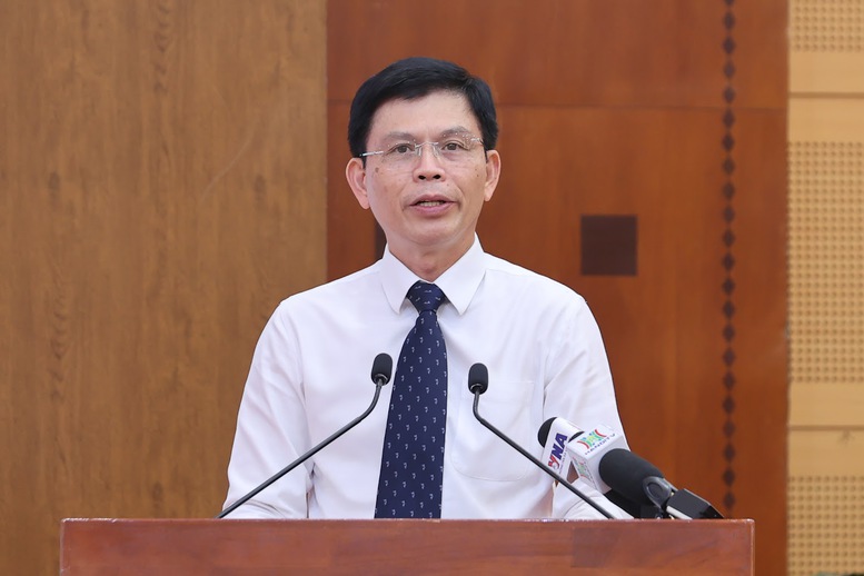 Thứ trưởng Bộ Xây dựng Lê Anh Tuấn báo cáo, cung cấp thông tin chi tiết về công tác chuẩn bị và các nội dung liên quan tổ chức buổi lễ - Ảnh: VGP/Nhật Bắc