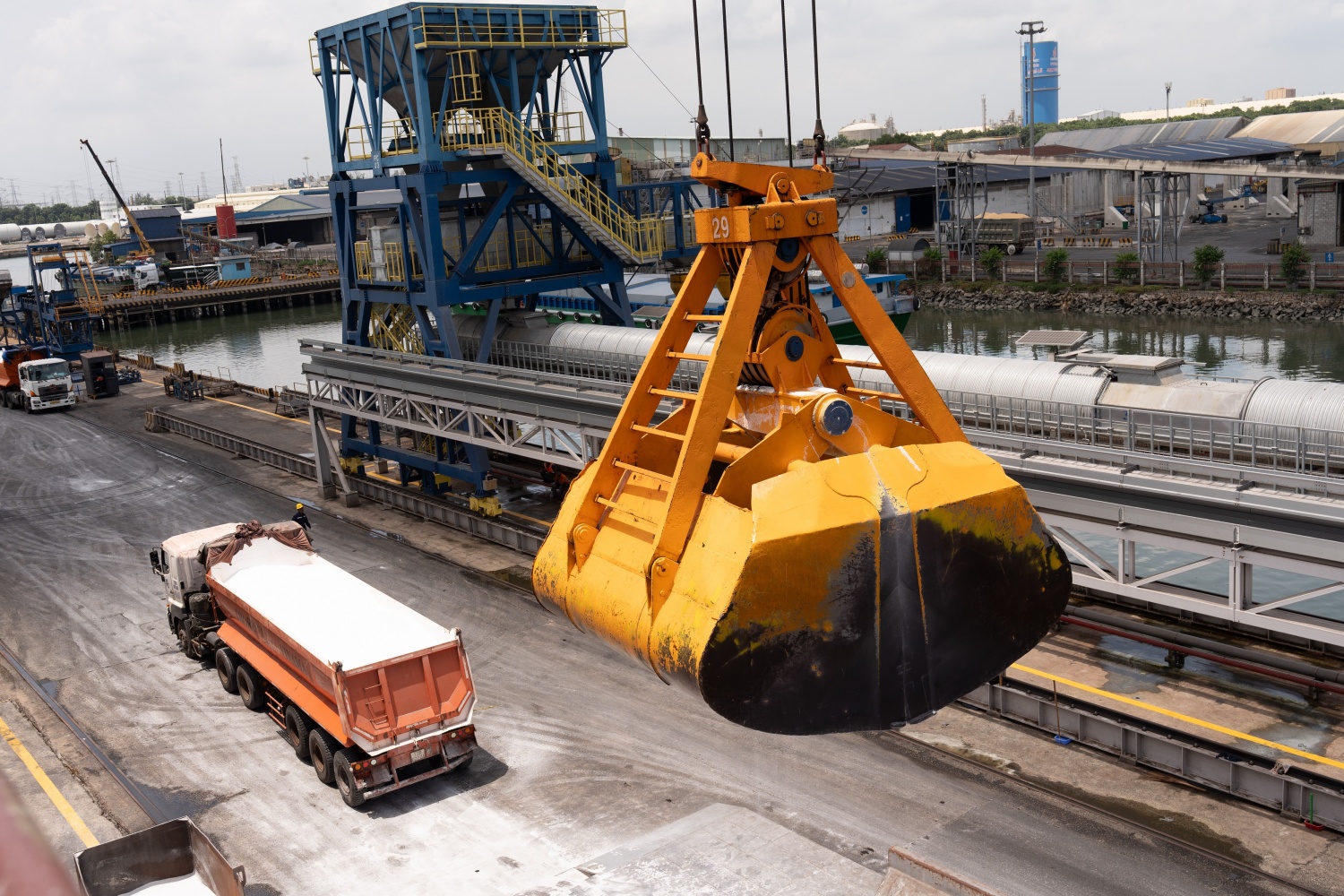 Song song với xuất khẩu, PVFCCo - Phú Mỹ đẩy mạnh nhập khẩu phân bón, hóa chất và nguyên liệu quan trọng phục vụ sản xuất