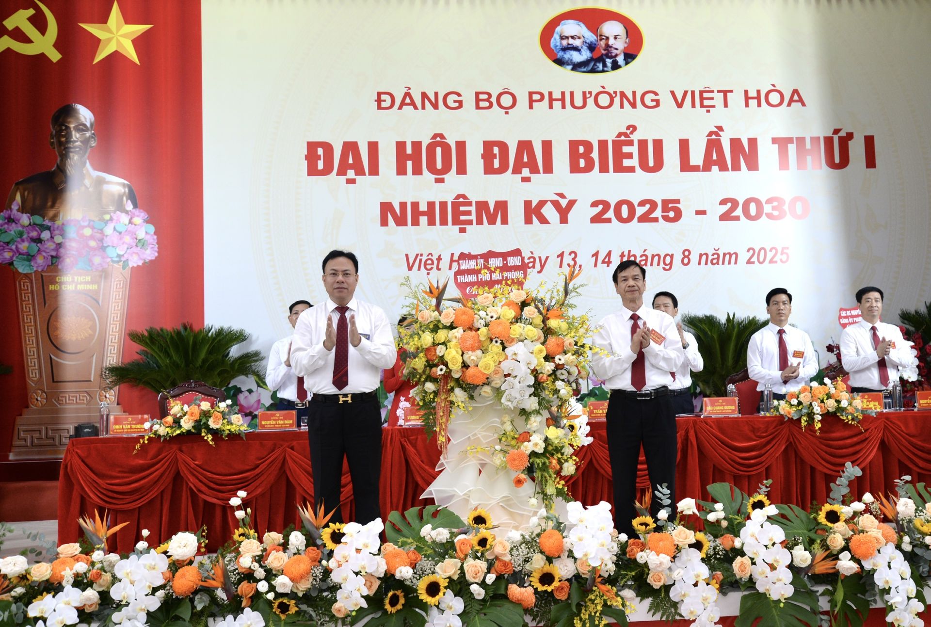 Đồng chí Hoàng Quốc Thưởng, Uỷ viên Ban Thường vụ Thành uỷ, Phó Bí thư Thường trực Đảng uỷ các cơ quan Đảng thành phố tặng hoa chúc mừng Đại hội. Đồng chí Hoàng Quốc Thưởng, Uỷ viên Ban Thường vụ Thành uỷ, Phó Bí thư Thường trực Đảng uỷ các cơ quan Đảng thành phố tặng hoa chúc mừng Đại hội.