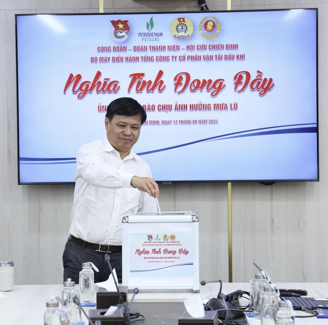 Ông Phạm Việt Anh - Bí thư Đảng ủy, Chủ tịch HĐQT PVTrans quyên góp ủng hộ đồng bào bị ảnh hưởng do mưa lũ