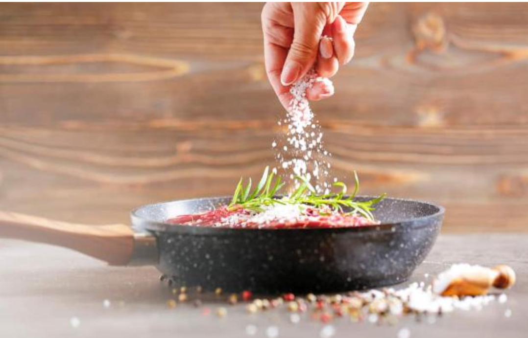 Ăn mặn có thể khiến huyết áp tăng cao đột ngột