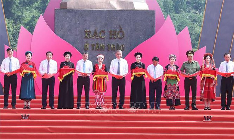 Tổng Bí thư và các đại biểu thực hiện nghi thức khánh thành Tượng đài “Bác Hồ ở Tân Trào” - Ảnh: TTXVN