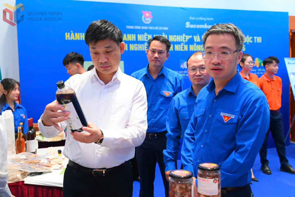 Ông Nguyễn Văn Công, Phó Chủ tịch UBND tỉnh Quảng Ninh và các đại biểu tham quan các gian hàng trưng bày Dự án. Ông Nguyễn Văn Công, Phó Chủ tịch UBND tỉnh Quảng Ninh và các đại biểu tham quan các gian hàng trưng bày Dự án.