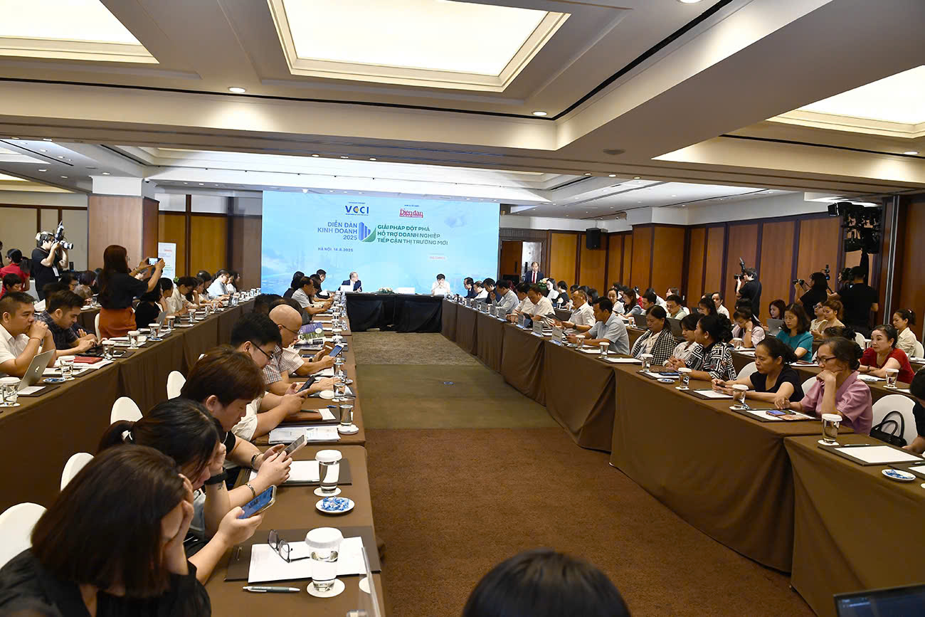 Toàn cảnh diễn đàn Toàn cảnh diễn đàn