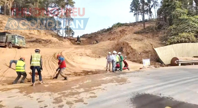 nhà thầu chính đã huy động toàn lực lượng nhân công, thiết bị cơ giới với quy mô lớn. Nhiều mũi thi công đồng loạt triển khai san lấp mặt bằng, một góc núi rừng đang được san gạt rầm rộ