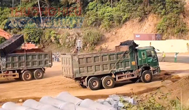 thời gian qua nắng nóng, nhưng trên đại công trình, hằng ngày, hàng chục loạt xe cơ giới cỡ lớn nối đuôi nhau ra vào công trường, thi công cả ngày lẫn đêm.