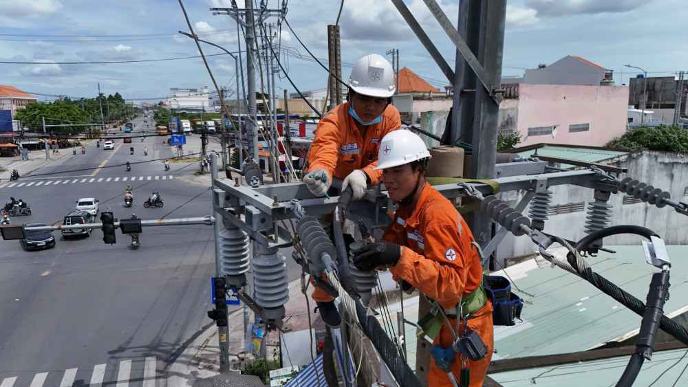 Cán bộ, công nhân viên ngành Điện thực hiện công tác bảo dưỡng định kỳ