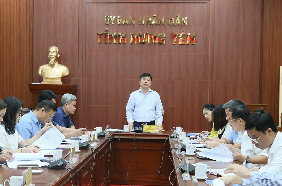 Phó Chủ tịch UBND tỉnh Hưng Yên Phạm Văn Nghiêm phát biểu tại cuộc họp.