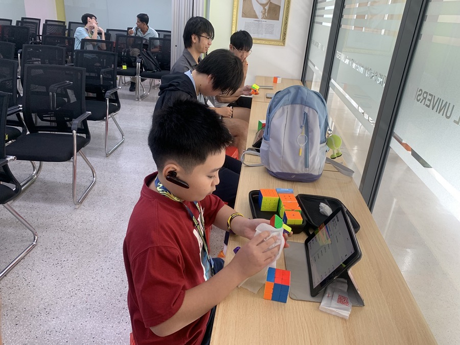 Các VĐV tập luyện và cân chỉnh rubik trước khi thi đấu