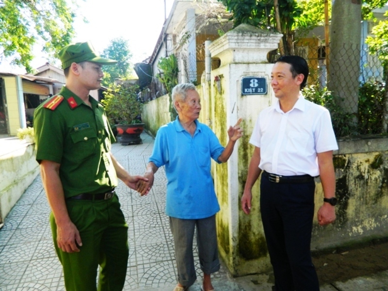 Cụ Ngô Thùy tiếp xúc với lãnh đạo Thành phố Huế