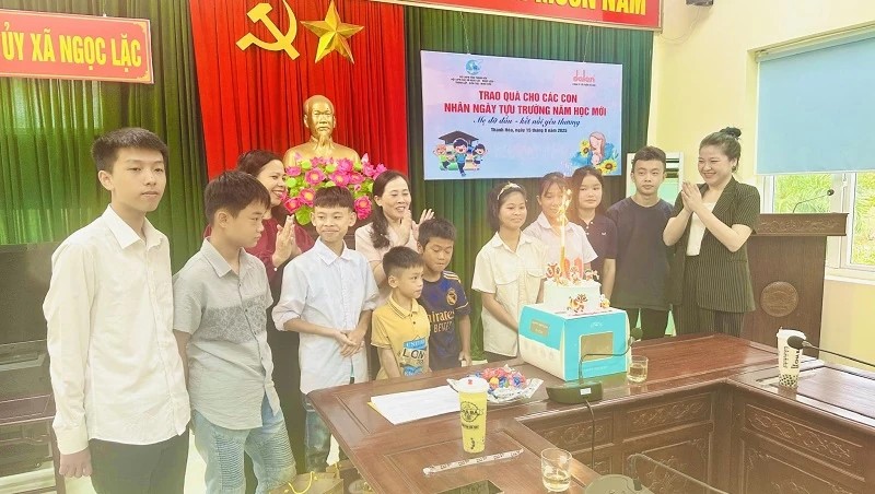 Tặng quà trẻ mồ côi nhân dịp năm học mới 2025-2026 tại Thanh Hóa