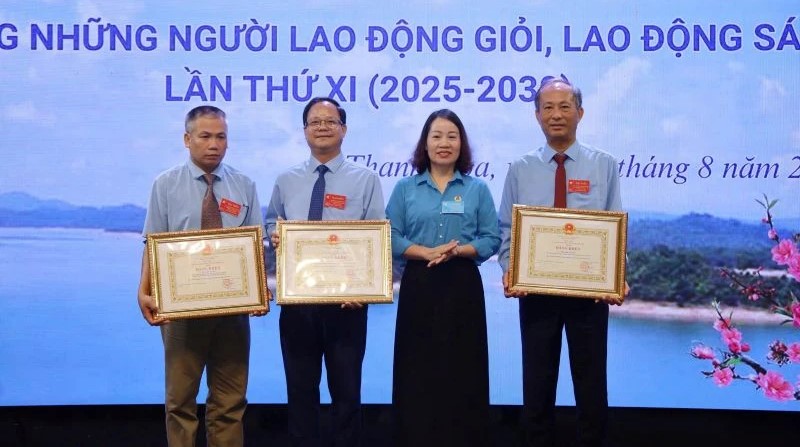 Lãnh đạo Liên đoàn Lao động tỉnh trao Bằng khen của Chủ tịch UBND tỉnh tặng các cá nhân có thành tích xuất sắc. Lãnh đạo Liên đoàn Lao động tỉnh trao Bằng khen của Chủ tịch UBND tỉnh tặng các cá nhân có thành tích xuất sắc.
