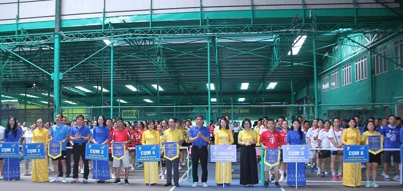 Ban tổ chức trao cờ lưu niệm cho các đoàn vận động viên tham dự hội thao.