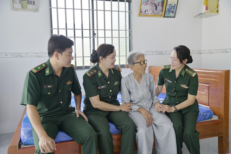 Đoàn công tác Hội Phụ nữ BĐBP tỉnh ân cần thăm hỏi Mẹ Thi