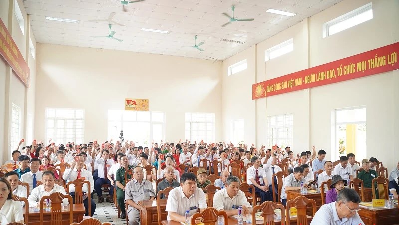 Các đại biểu biểu quyết tại Đại hội. Các đại biểu biểu quyết tại Đại hội.