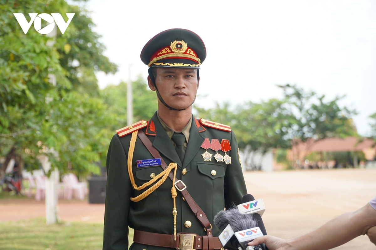 Thiếu tá Phouthavong Manothham, khối trưởng khối diễu binh của Quân đội nhân dân Lào.