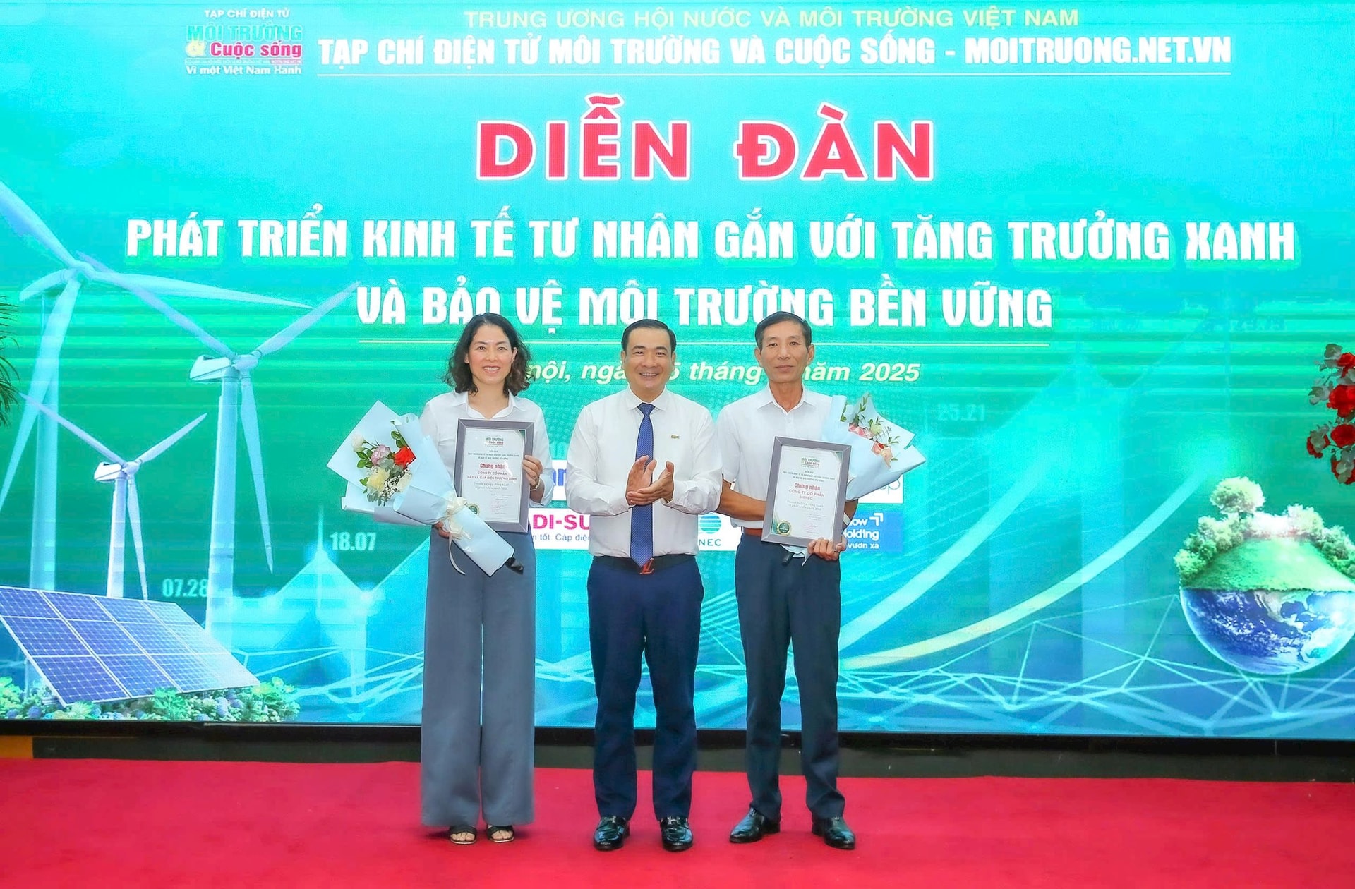 Đại diện Ban tổ chức tặng hoa cảm ơn các đơn vị đồng hành