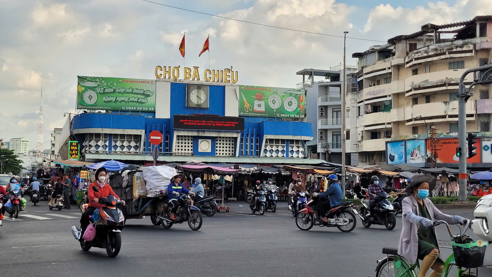 Sự kết hợp giữa bán trực tiếp và bán online giúp tiểu thương mở rộng tệp khách, nhất là những người bận rộn hoặc ở xa Sự kết hợp giữa bán trực tiếp và bán online giúp tiểu thương mở rộng tệp khách, nhất là những người bận rộn hoặc ở xa